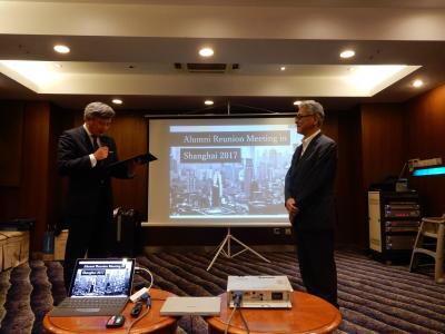 左)長谷部学長 右)上海同窓会日本人代表 大谷様