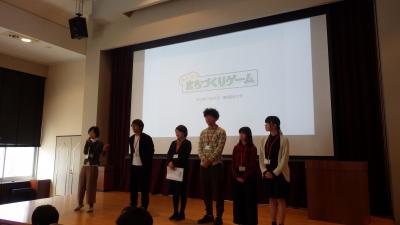 来校いただいた南三陸研修センターのスタッフと南三陸町でインターンを経験したボランティア学生の方々とともに、「みんなのまちづくりゲーム」をプレイしました。 左端:本学地域実践教育研究センター志村准教授