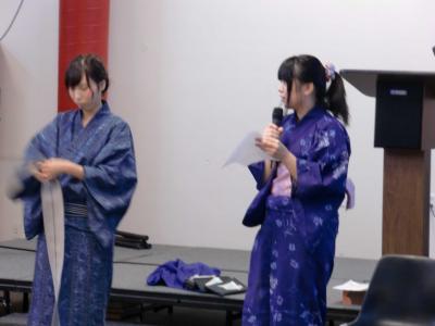 学生TAによるゆかたの着装の演示紹介の様子(男物示範)