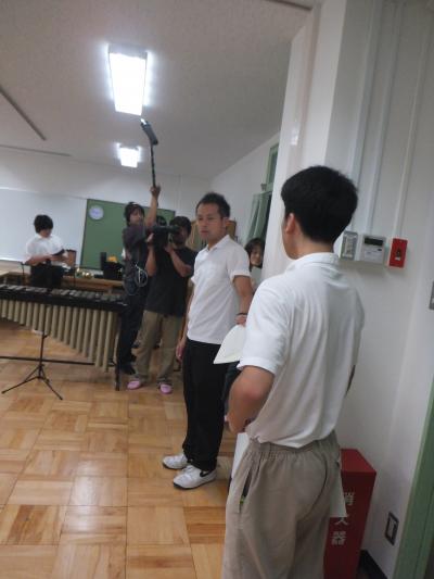 感想を述べる生徒(右)と音楽指導の山口教諭(中央)