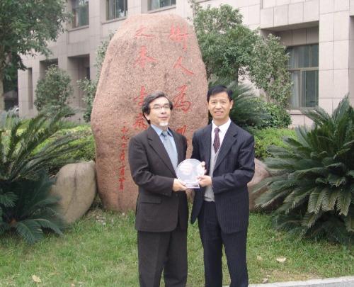 徐緒郷副学長（右）と西村隆男教授（左）