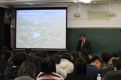 中村理事からの大学概要説明に耳を傾ける中国大学生たち