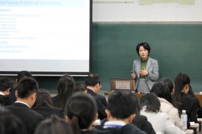 杉山久仁子教育人間科学部長　講演のご様子