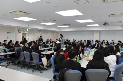 交流会の様子≪教育人間科学部事務棟３階大会議室にて≫