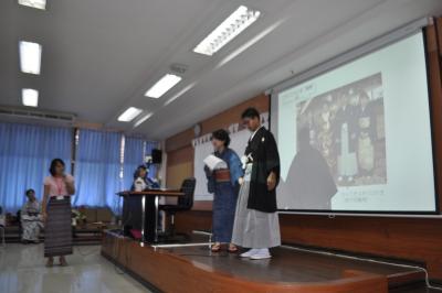 羽織袴を着装した参加者の日本語教員