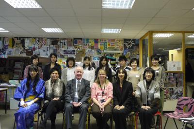 浴衣のワークショップに参加した日本メンバーと現地協力校教員との集合写真