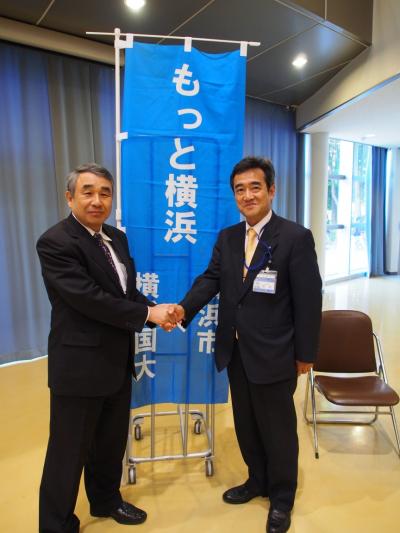 鈴木伸哉・横浜市副市長（右）と鈴木邦雄学長（左）