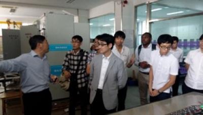 学内ツアー(李 永東教授の研究室見学の様子)