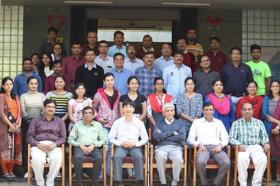 33名の受講者と関係者．前列左、コース・コーディネータの Trivedi先生は本学大学院工学府物理情報工学専攻電気電子ネットワークコースで博士学位取得（指導教員：大山力 教授）