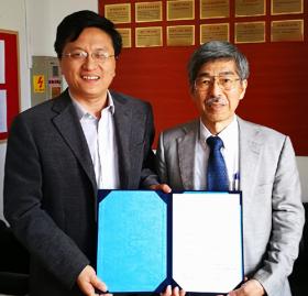調印式の様子:清華大学自動制御学部長 Zhou, Jie教授(左)と横浜国立大学大学院理工学府・工学研究院長代理で出席した河村篤男教授(右)