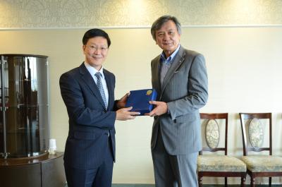 記念品を交換される胡志平公使(左)と長谷部学長(右)