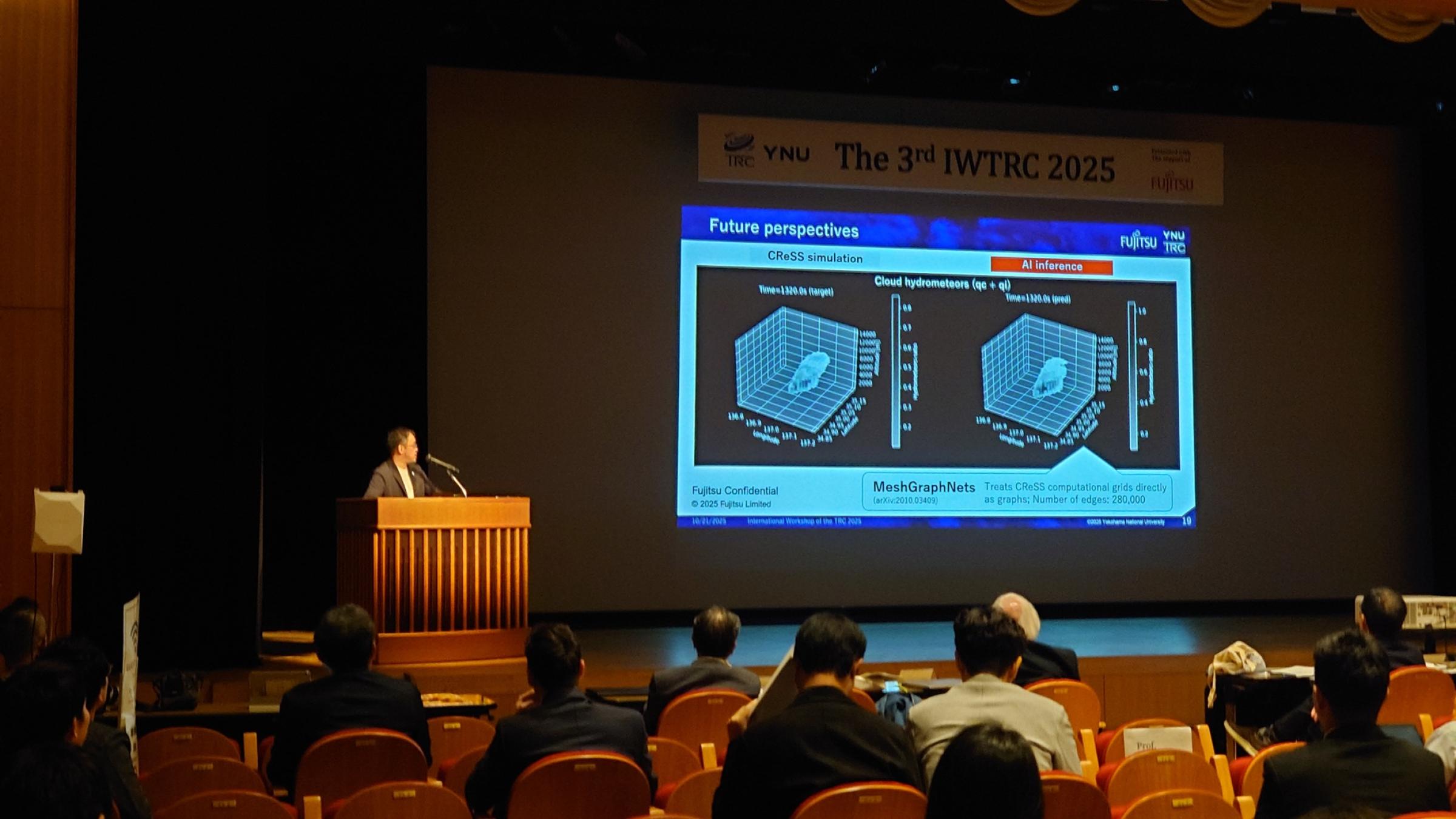 ステージ発表を行う吉田龍二先生