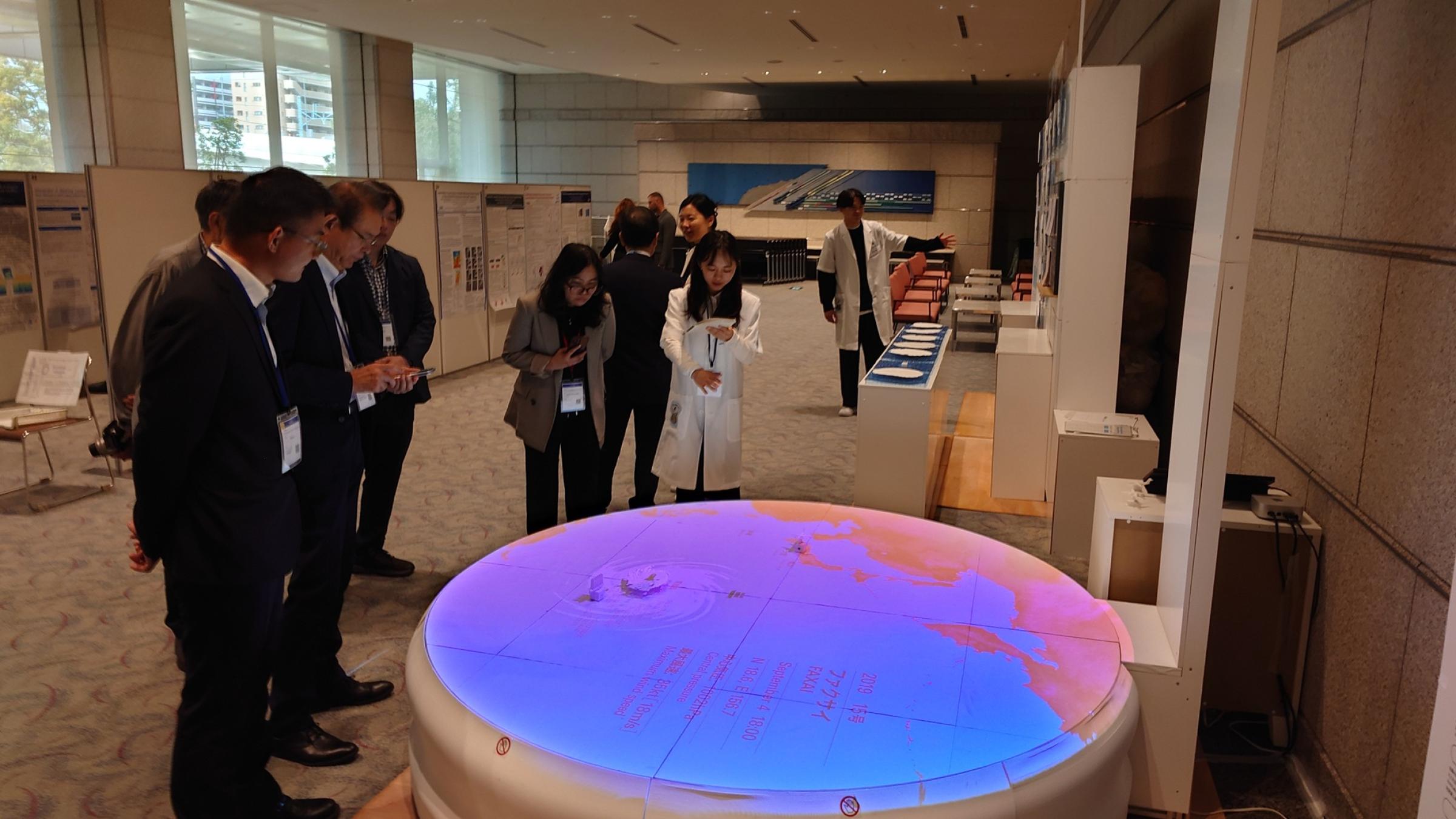 台風戦略シミュレーターを説明する横浜国大 阿部未来さん(D2)