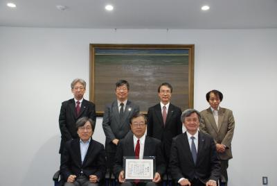 長谷部学長(前列右)と記念撮影 受賞者 藤野陽三上席特別教授(前列中央)