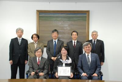 長谷部学長(前列右)と記念撮影 受賞者 アンドラディ久美准教授(前列中央)