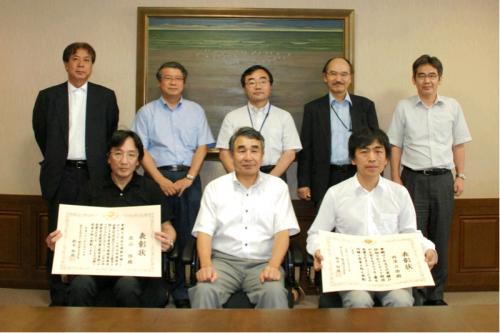 鈴木学長（中央前）を囲んで記念撮影（左前：北山恒教授、右前：西沢立衛教授）