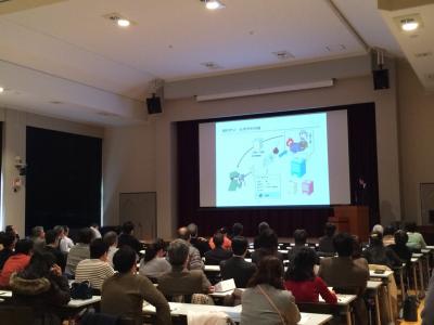 講演を熱心に聞く参加者