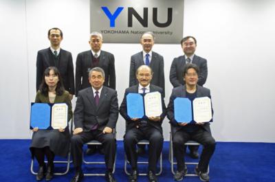 (前列左から)近藤准教授、鈴木学長、石原教授、根上教授、(後列左から)今井部長、清水理事、國分理事、山田理事(2月24日)
