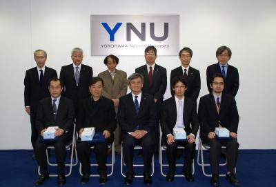 (前列左から)吉川教授、小嶋教授、長谷部学長、西川准教授、三宅教授 (後列左から)櫻井部長、清水理事、小野副学長、中村理事、森下理事、大門理事