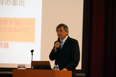 開会挨拶をする長谷部勇一学長