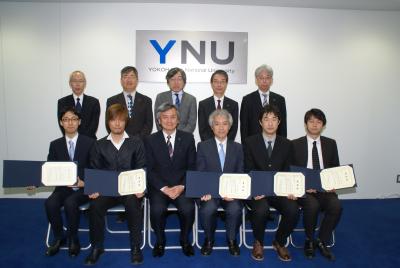 (後列)櫻井部長、中村理事、大門理事、森下理事、 (前列)無藤准教授、中野教授、長谷部学長、馬場教授、菊本准教授、下野准教授