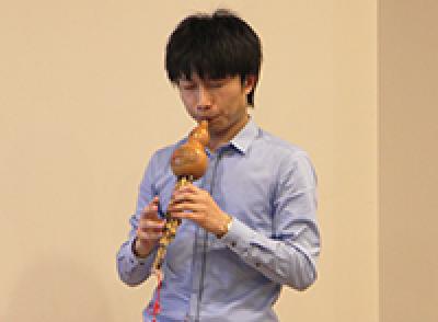 葫蘆絲(フルス)を演奏する張さん