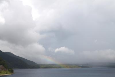 偶然にも湖面に虹が！！