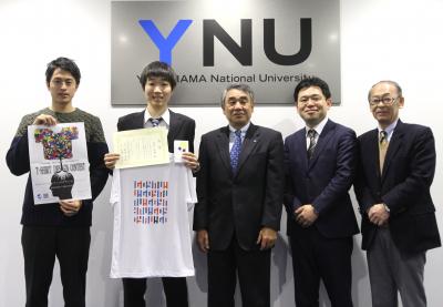 左からコンテスト協力者の下境さん、大賞受賞の辻井さん、鈴木学長、一瀬専務理事、大澤広報・渉外室長