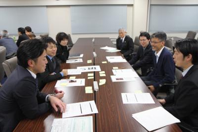 ご講演者の畠山さん（写真左前）や清水事務局長（写真右奥）が参加したディスカッションのグループ