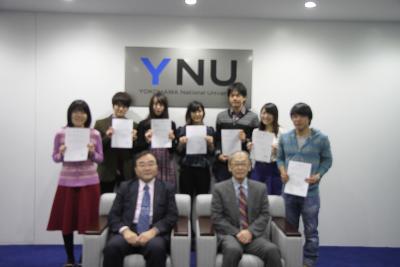山田副学長（下段左）、広報・渉外課長（下段右）と新たに誕生した7名の広報サポーター