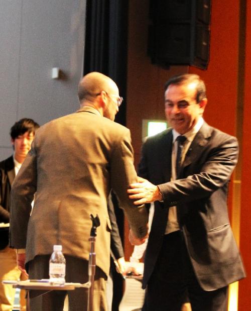 ゴーン社長と握手を交わすダニエル・ヘラー准教授