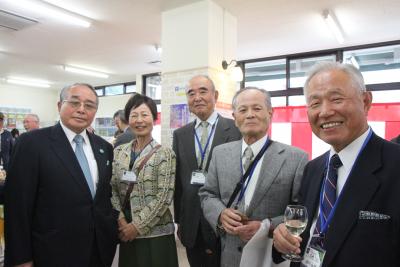 校友会の杉田会長（写真左）も交流会に出席しました