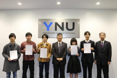 中村理事（中央）、関崎総務部長（右）と新たに誕生した5名の広報サポーター