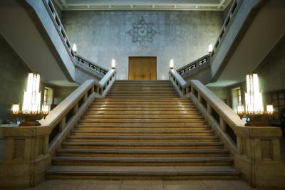 本館エントランスの大階段はテレビドラマにも登場した