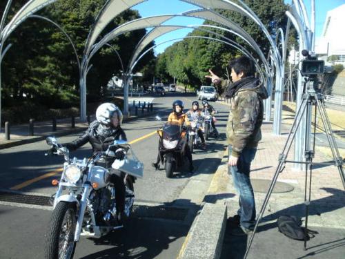 横浜国大橋での「バイク女子」撮影の様子