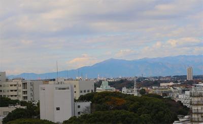 雲の切れ間から雪に覆われた富士山が見えました（経営学研究棟）