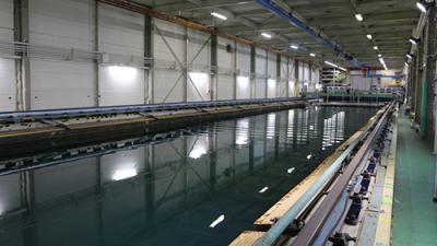 理工学部の  大型海洋波浪水槽（日本最大級。長さ100m、幅8mで2800トンの水をたたえた水槽  です。）
