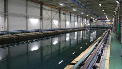 理工学部の 大型海洋波浪水槽(日本最大級。長さ100m、幅8mで2800トンの水をたたえた水槽 です。)