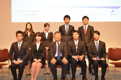中村理事(下段中央)と学生の集合写真