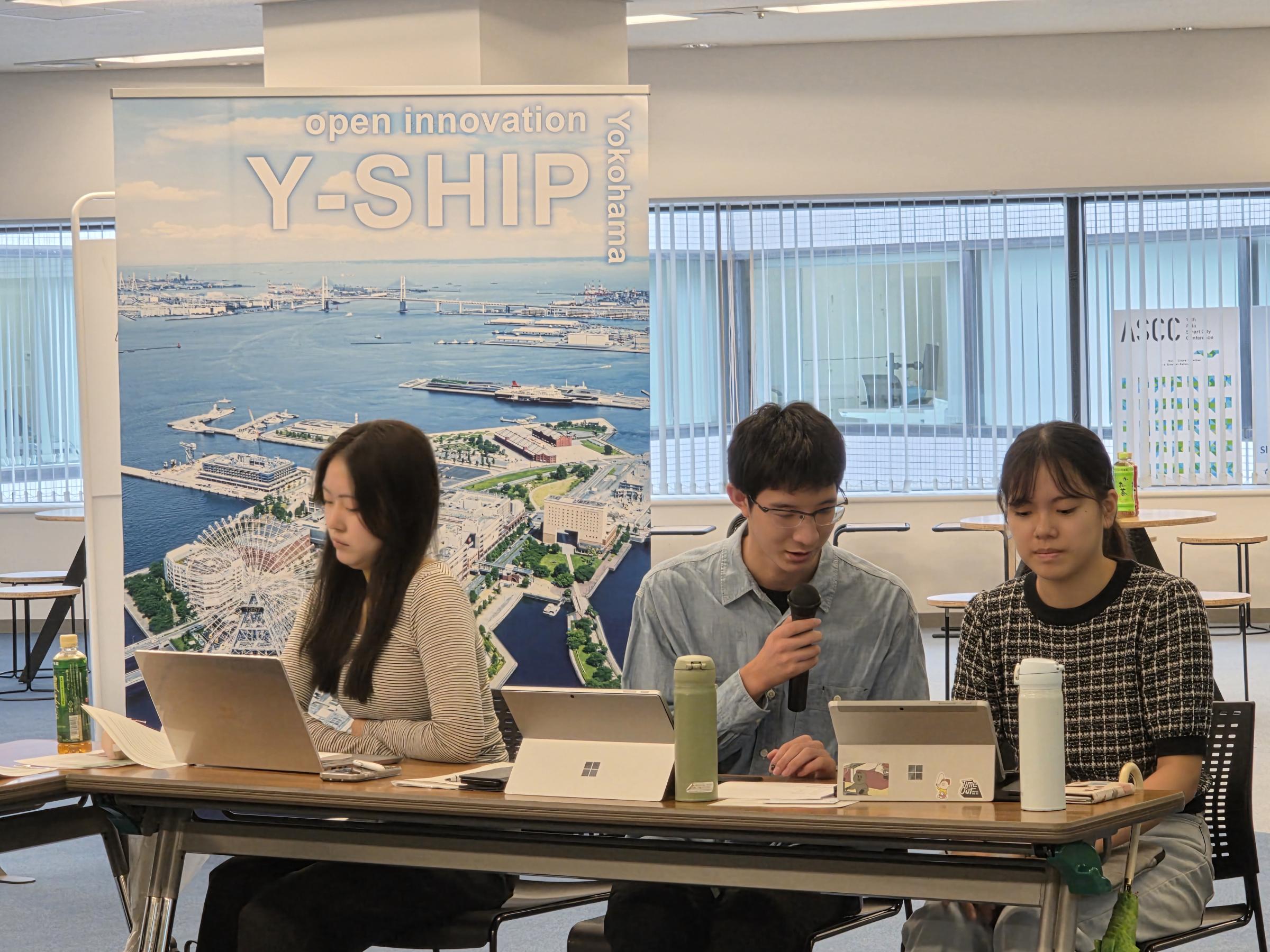 都市科学部環境リスク共生学科の宮出柏さん（中央）と柴田七帆さん（右）