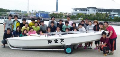 練習場である金沢八景にて、東北大学へ寄贈したヨットと共に