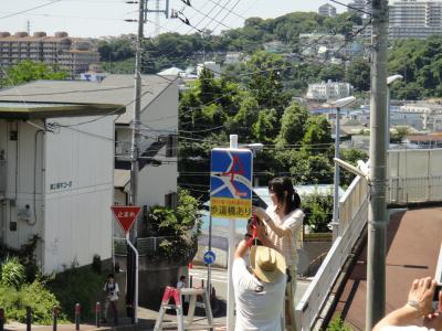 看板を設置するプロジェクトメンバーの学生