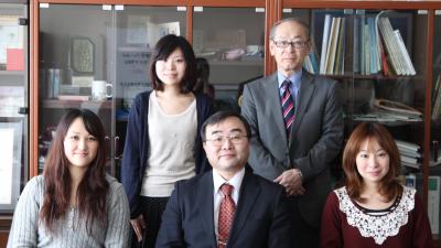 上段左から中村さん、広報・渉外室長、下段左から戸堀さん、山田副学長、西本さん