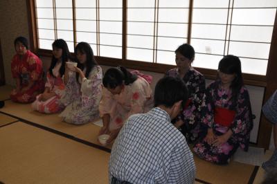 茶道体験の様子（協力：横浜国立大学茶道研究会）