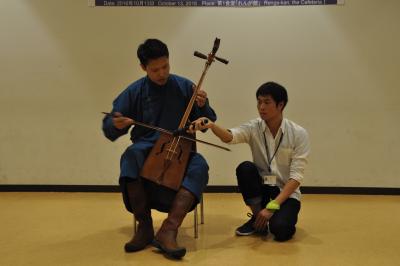 モンゴル伝統楽器馬頭琴の演奏