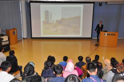 留学生受入係村上主任による大学紹介プレゼンテーション