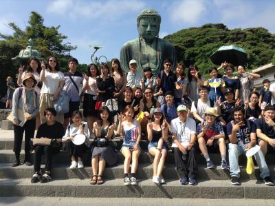 写真2：課外授業（鎌倉見学）での参加留学生、YNU学生ボランティアとボランティアガイドの皆さん