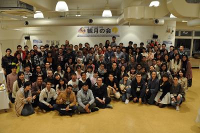 学長、中村理事を囲んでの記念撮影