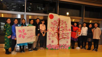 描いた桜を披露する生徒たち