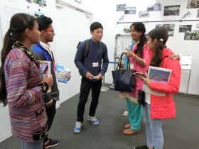 YNUミュージアムにて学生国際ボランティアと訪問学生 A member of S.I.V and visitors at the YNU Museum